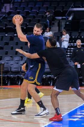 November 12, 2025, Inglewood, California, USA: Nikola Jokic 15 of the Denver Nuggets warms up prior to their regular season NBA, Basketball Herren, USA game against the Los Angeles Clippers on Wednesday November 12, 2025 at Intuit Dome in Inglewood, California. Clippers lose to Nuggets, 116-130. ARIANA RUIZ PI Inglewood USA - ZUMAp124 20251112_zaa_p124_082 Copyright: xArianaxRuizx