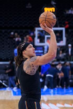 November 12, 2025, Inglewood, California, USA: Aaron Gordon 32 of the Denver Nuggets warms up prior to their regular season NBA, Basketball Herren, USA game against the Los Angeles Clippers on Wednesday November 12, 2025 at Intuit Dome in Inglewood, California. Clippers lose to Nuggets, 116-130. ARIANA RUIZ PI Inglewood USA - ZUMAp124 20251112_zaa_p124_091 Copyright: xArianaxRuizx