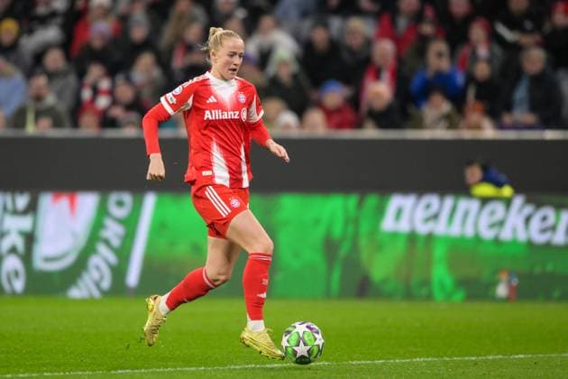 Soccer, UEFA Womens Champions League, 20251112, FC Bayern Munich Arsenal WFC In the picture Lea SCHÜLLER Bayern, 11 dribbling ball portrait full body full figure Munich Allianz Arena Bayern Germany Copyright: Passion2Press MarkusxFischerx