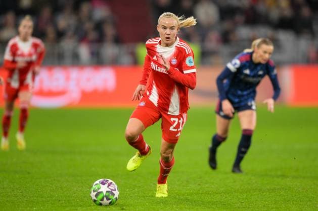 Soccer, UEFA Womens Champions League, 20251112, FC Bayern Munich Arsenal WFC In picture Pernille HARDER Bayern, 21 dribbling ball portrait full body full figure Munich Allianz Arena Bayern Germany Copyright: Passion2Press MarkusxFischerx