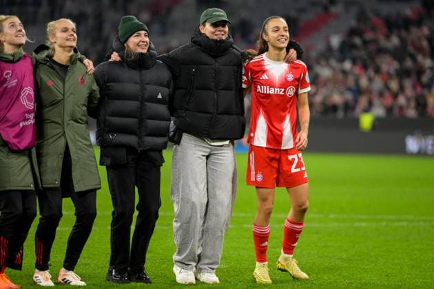 Soccer, UEFA Womens Champions League, 20251112, FC Bayern Munich Arsenal WFC Pictured from l Barbara DUNST Bayern, 28 , Lena OBERDORF Bayern, 8 , Natalia PADILLA BIDAS Bayern, 23 Final cheer Munich Allianz Arena Bayern Germany Copyright: Passion2Press MarkusxFischerx