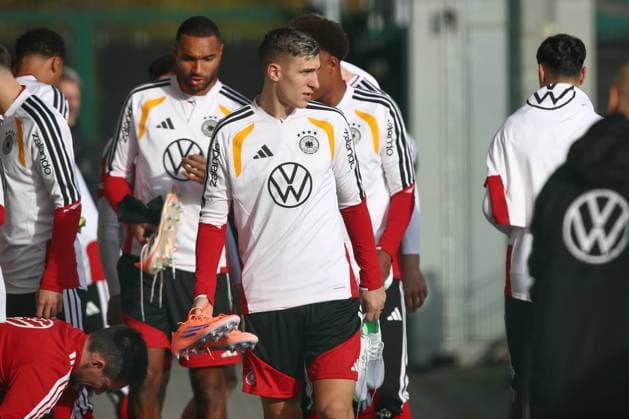 13 11 2025, xtgx, football national team, final training in Wolfsburg emspor, v l Nico Schlotterbeck Germany DFL DFB REGULATIONS PROHIBIT ANY USE OF PHOTOGRAPHS as IMAGE SEQUENCES and or QUASI VIDEO Wolfsburg