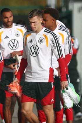 13 11 2025, xtgx, football national team, final training in Wolfsburg emspor, v l Nico Schlotterbeck Germany DFL DFB REGULATIONS PROHIBIT ANY USE OF PHOTOGRAPHS as IMAGE SEQUENCES and or QUASI VIDEO Wolfsburg