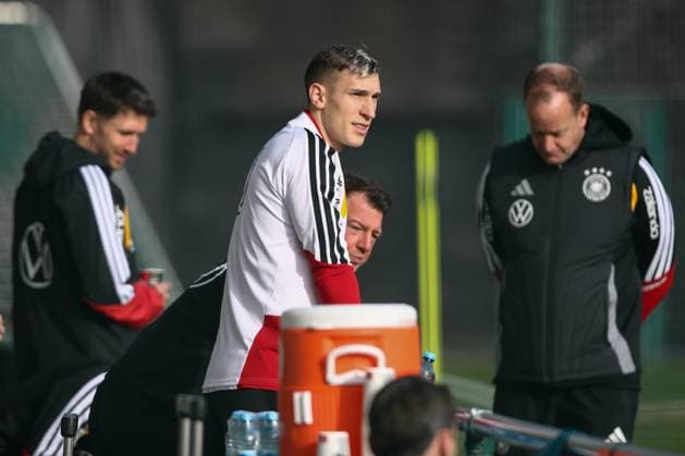 13 11 2025, xtgx, football national team, final training in Wolfsburg emspor, v l Nico Schlotterbeck Germany DFL DFB REGULATIONS PROHIBIT ANY USE OF PHOTOGRAPHS as IMAGE SEQUENCES and or QUASI VIDEO Wolfsburg