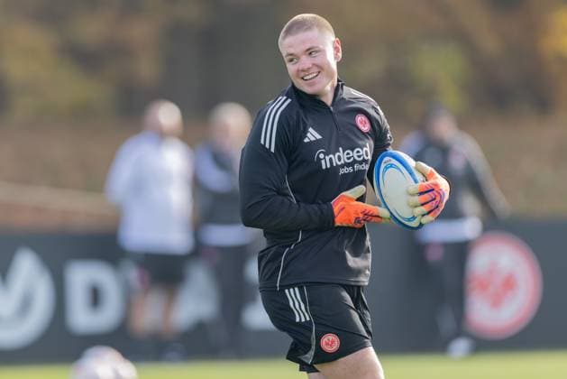 Training Eintracht Frankfurt Anton Segner, Rugbyspieler aus Frankfurt, der in Neuseeland lebt und spielt, nimmt am Torwarttraining teil. Training von Eintracht Frankfurt am 12. November 2025 im Deutsche Bank Park in Frankfurt am Main., Frankfurt am Main Hessen Deutschland Deutsche Bank Park *** Training Eintracht Frankfurt Anton Segner, rugby player from Frankfurt, who lives and plays in New Zealand, takes part in the goalkeeper training Training of Eintracht Frankfurt on November 12, 2025 at Deutsche Bank Park in Frankfurt am Main , Frankfurt am Main Hessen Germany Deutsche Bank Park