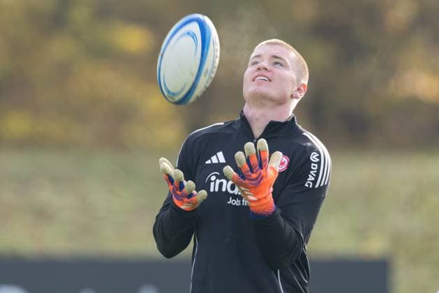 Training Eintracht Frankfurt Anton Segner, Rugbyspieler aus Frankfurt, der in Neuseeland lebt und spielt, nimmt am Torwarttraining der Eintracht teil. Training von Eintracht Frankfurt am 12. November 2025 im Deutsche Bank Park in Frankfurt am Main., Frankfurt am Main Hessen Deutschland Deutsche Bank Park *** Training Eintracht Frankfurt Anton Segner, rugby player from Frankfurt, who lives and plays in New Zealand, takes part in Eintrachts goalkeeper training Training of Eintracht Frankfurt on November 12, 2025 at Deutsche Bank Park in Frankfurt am Main , Frankfurt am Main Hessen Germany Deutsche Bank Park