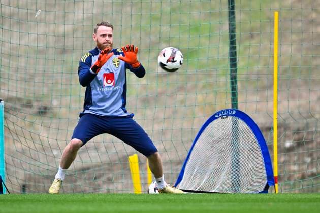 MARBELLA, SPAIN 20251113 Swedens national team goalkeeper Viktor Johansson during Thursdays training in Marbella ahead of the mens national teams World Cup qualifier in Switzerland at the end of the week MARBELLA SPAIN x10050x  Copyright: xPontusxLundahl TTx HERRLANDSLAGET FOTBOLL TRÄNING MARBELLA