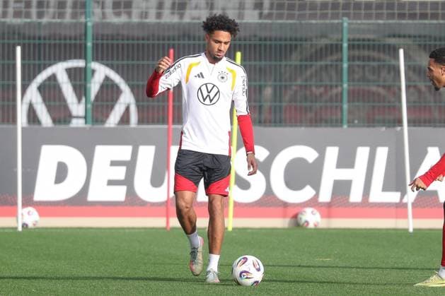 13 11 2025, xgox, football national team training emspor, v l Kevin Schade Germany, on the ball, plays the ball DFL DFB REGULATIONS PROHIBIT ANY USE OF PHOTOGRAPHS as IMAGE SEQUENCES and or QUASI VIDEO Wolfsburg