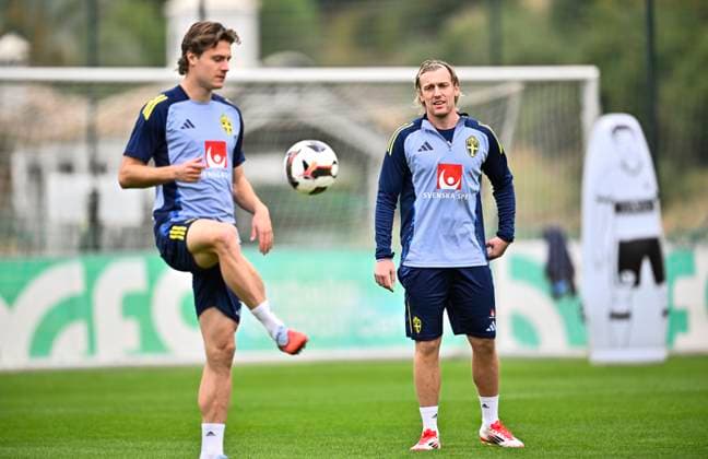 MARBELLA, SPAIN 20251113 Swedens national team players Mattias Svanberg and Emil Forsberg during Thursdays training in Marbella ahead of the mens national teams World Cup qualifier in Switzerland at the end of the week MARBELLA SPAIN x10050x  Copyright: xPontusxLundahl TTx HERRLANDSLAGET FOTBOLL TRÄNING MARBELLA