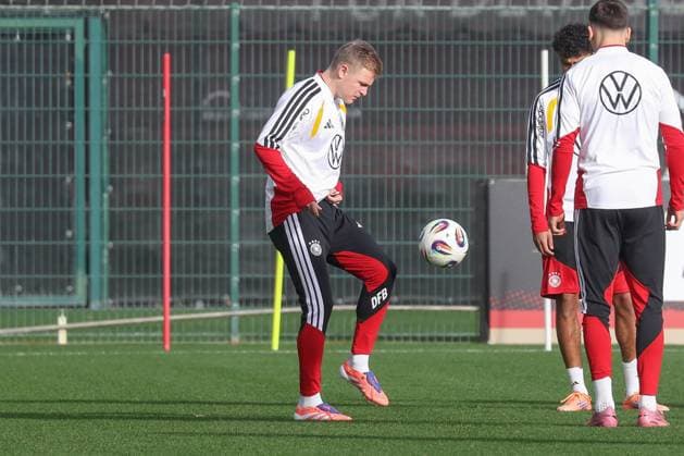13 11 2025, xgox, football national team training emspor, v l Jonathan Burkardt Germany, on the ball, plays the ball DFL DFB REGULATIONS PROHIBIT ANY USE OF PHOTOGRAPHS as IMAGE SEQUENCES and or QUASI VIDEO Wolfsburg