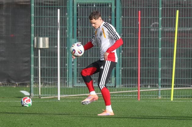 13 11 2025, xgox, football national team training emspor, v l Florian Wirtz Germany, DFL DFB REGULATIONS PROHIBIT ANY USE OF PHOTOGRAPHS as IMAGE SEQUENCES and or QUASI VIDEO Wolfsburg