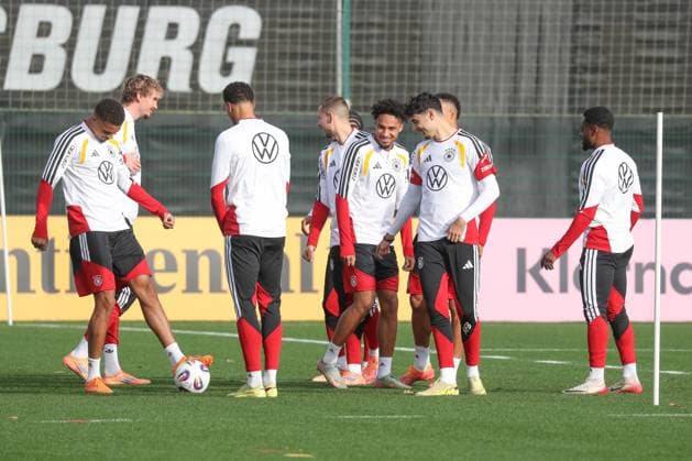 13 11 2025, xgox, football national team training emspor, v l The team together before the warm-up DFL DFB REGULATIONS PROHIBIT ANY USE OF PHOTOGRAPHS as IMAGE SEQUENCES and or QUASI VIDEO Wolfsburg