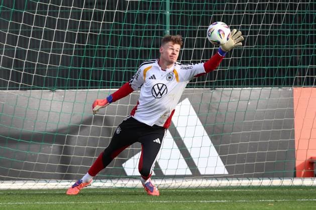 13 11 2025, xtgx, football national team, final training in Wolfsburg emspor, v l Alexander Nuebel Nübel, Germany parade, haelt den Ball, faengt den Ball, pariert DFL DFB REGULATIONS PROHIBIT ANY USE OF PHOTOGRAPHS as IMAGE SEQUENCES and or QUASI VIDEO Wolfsburg
