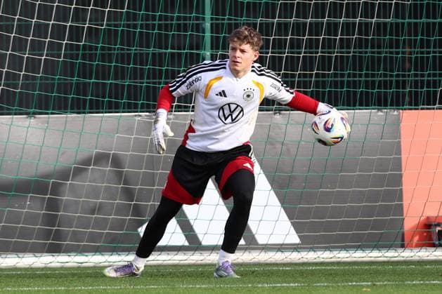 13 11 2025, xtgx, football national team, final training in Wolfsburg emspor, v l Finn Dahmen Germany parade, haelt den Ball, faengt den Ball, pariert DFL DFB REGULATIONS PROHIBIT ANY USE OF PHOTOGRAPHS as IMAGE SEQUENCES and or QUASI VIDEO Wolfsburg