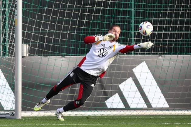 13 11 2025, xtgx, football national team, final training in Wolfsburg emspor, v l Oliver Baumann Germany parade, holds the ball, catches the ball, parries DFL DFB REGULATIONS PROHIBIT ANY USE OF PHOTOGRAPHS as IMAGE SEQUENCES and or QUASI VIDEO Wolfsburg