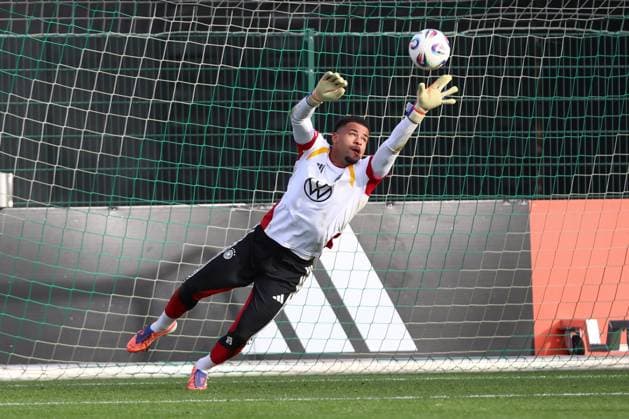 13 11 2025, xtgx, football national team, final training in Wolfsburg emspor, v l Noah Atuboulu Germany Portrait, Portraet, Einzelbild DFL DFB REGULATIONS PROHIBIT ANY USE OF PHOTOGRAPHS as IMAGE SEQUENCES and or QUASI VIDEO Wolfsburg