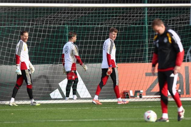 13 11 2025, xtgx, football national team, final training in Wolfsburg emspor, v l Oliver Baumann Germany , Finn Dahmen Germany , Alexander Nuebel Nübel, Germany DFL DFB REGULATIONS PROHIBIT ANY USE OF PHOTOGRAPHS as IMAGE SEQUENCES and or QUASI VIDEO Wolfsburg