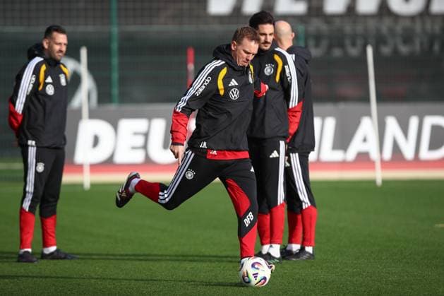 13 11 2025, xtgx, football national team, final training in Wolfsburg emspor, v l Julian Nagelsmann Germany, coach DFL DFB REGULATIONS PROHIBIT ANY USE OF PHOTOGRAPHS as IMAGE SEQUENCES and or QUASI VIDEO Wolfsburg