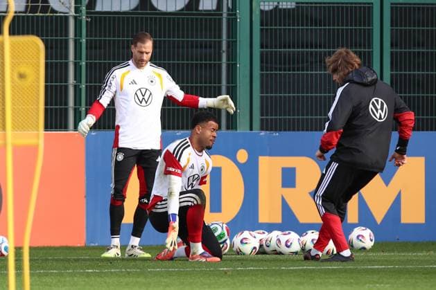13 11 2025, xtgx, football national team, final training in Wolfsburg emspor, v l Oliver Baumann Germany , Noah Atuboulu Germany DFL DFB REGULATIONS PROHIBIT ANY USE OF PHOTOGRAPHS as IMAGE SEQUENCES and or QUASI VIDEO Wolfsburg