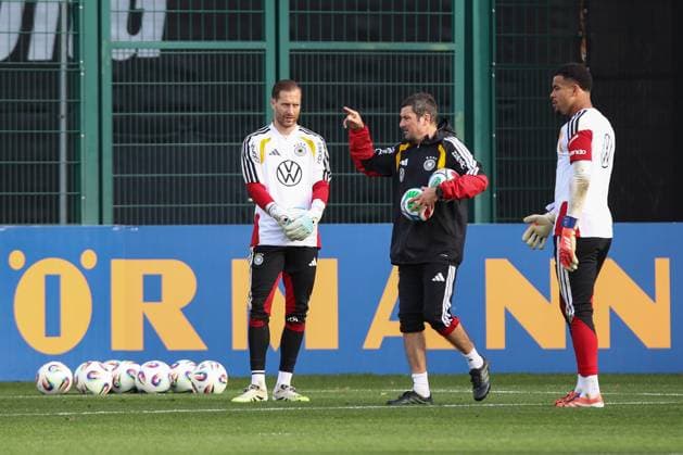13 11 2025, xtgx, football national team, final training in Wolfsburg emspor, v l Oliver Baumann Germany , Andreas Kronenberg, Noah Atuboulu Germany DFL DFB REGULATIONS PROHIBIT ANY USE OF PHOTOGRAPHS as IMAGE SEQUENCES and or QUASI VIDEO Wolfsburg