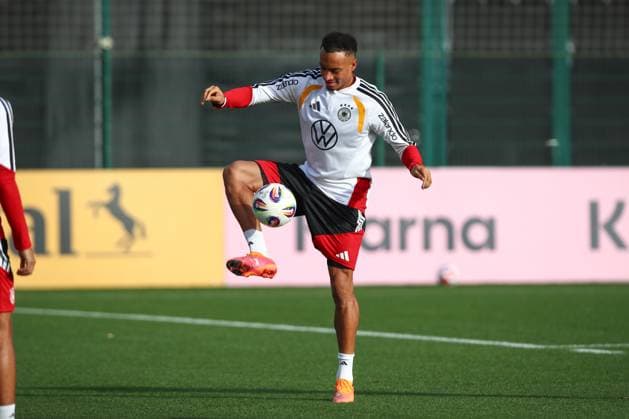 13 11 2025, xtgx, football national team, final training in Wolfsburg emspor, v l Jamie Leweling Germany DFL DFB REGULATIONS PROHIBIT ANY USE OF PHOTOGRAPHS as IMAGE SEQUENCES and or QUASI VIDEO Wolfsburg