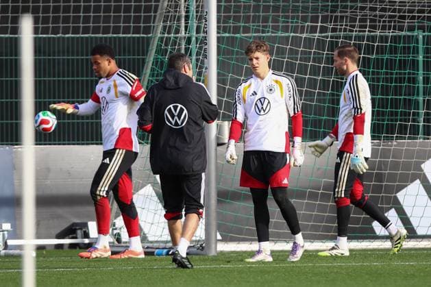 13 11 2025, xtgx, football national team, final training in Wolfsburg emspor, v l Noah Atuboulu Germany , Finn Dahmen Germany , Oliver Baumann Germany DFL DFB REGULATIONS PROHIBIT ANY USE OF PHOTOGRAPHS as IMAGE SEQUENCES and or QUASI VIDEO Wolfsburg