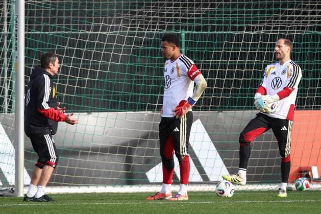 13 11 2025, xtgx, football national team, final training in Wolfsburg emspor, v l Andreas Kronenberg, Noah Atuboulu Germany , Oliver Baumann Germany DFL DFB REGULATIONS PROHIBIT ANY USE OF PHOTOGRAPHS as IMAGE SEQUENCES and or QUASI VIDEO Wolfsburg