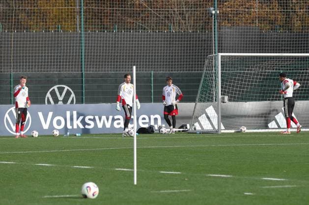13 11 2025, xtgx, football national team, final training in Wolfsburg emspor, v l Alexander Nuebel Nübel, Germany , Oliver Baumann Germany , Finn Dahmen Germany , Noah Atuboulu Germany DFL DFB REGULATIONS PROHIBIT ANY USE OF PHOTOGRAPHS as IMAGE SEQUENCES and or QUASI VIDEO Wolfsburg