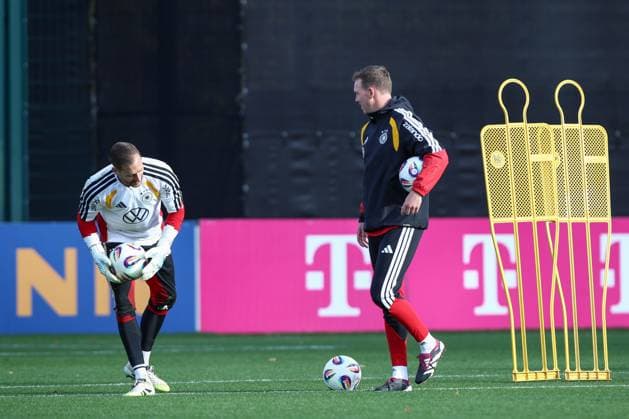 13 11 2025, xtgx, football national team, final training in Wolfsburg emspor, v l Oliver Baumann Germany , Julian Nagelsmann Germany, coach DFL DFB REGULATIONS PROHIBIT ANY USE OF PHOTOGRAPHS as IMAGE SEQUENCES and or QUASI VIDEO Wolfsburg