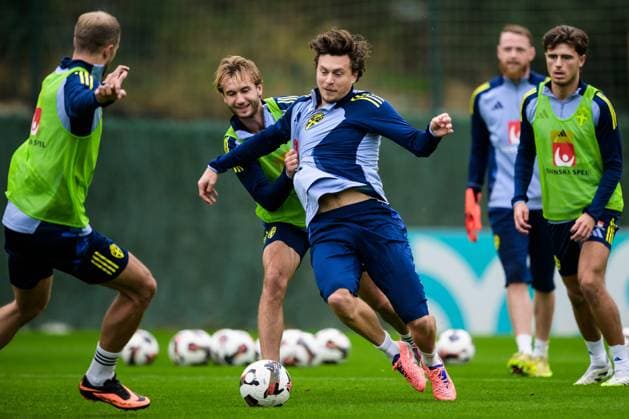 251113 Benjamin Nygren and Victor Nilsson Lindelöf of the Swedish national football team during a training session on November 13, 2025 in Marbella Photo Joel Marklund BILDBYRAN code JM JM0748 bbeng fotboll football soccer fotball vm kval fifa world cup qualifier träning practice training sverige sweden sverige a  Copyright: JOELxMARKLUND BB251113JM005