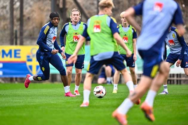 MARBELLA, SPAIN 20251113 Swedish national team players Mattias Svanberg and Emil Forsberg during Thursday s training in Marbella ahead of the men s national team s World Cup qualifying match in Switzerland at the end of the week MARBELLA SPAIN x10050x  Copyright: xPontusxLundahl TTx NATIONAL TEAM FOOTBALL TRAINING MARBELLA