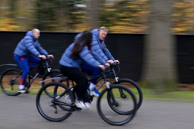 ZEIST - National coach Ronald Koeman arrives at the Dutch national football team s training session at the KNVB Campus, ahead of the World Cup qualifier against Poland. ANP OLAF KRAAK xVIxANPxSportx xxANPxIVx 542003051 originalFilename: 542003051.jpg