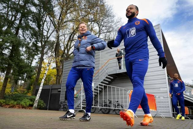 ZEIST - National coach Ronald Koeman and Memphis Delay arrive at the Dutch national football team s training session at the KNVB Campus, ahead of the World Cup qualifier against Poland. ANP OLAF KRAAK xVIxANPxSportx xxANPxIVx 542003063 originalFilename: 542003063.jpg