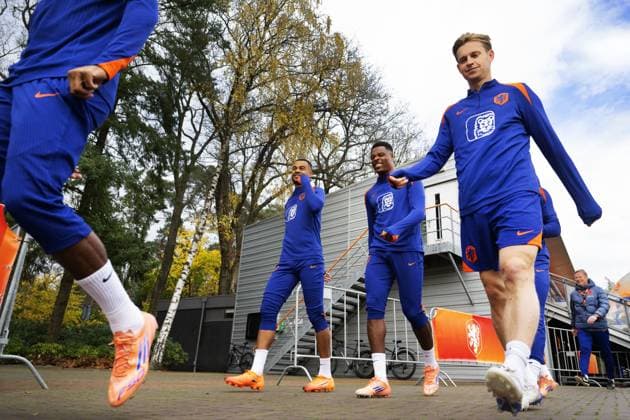ZEIST - Cody Gakpo, Denzel Dumfries, and Frenkie de Jong arrive at the Dutch national football team training session at the KNVB Campus, ahead of the World Cup qualifier against Poland. ANP OLAF KRAAK xVIxANPxSportx xxANPxIVx 542003069 originalFilename: 542003069.jpg