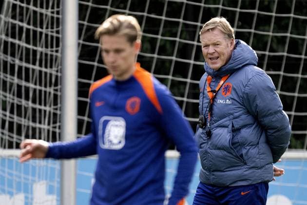 ZEIST - Ronald Koeman and Frenkie de Jong during the Dutch national football team training session at the KNVB Campus, ahead of the World Cup qualifier against Poland. ANP OLAF KRAAK xVIxANPxSportx xxANPxIVx 542004172 originalFilename: 542004172.jpg