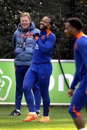 ZEIST - Ronald Koeman and Memphis Depay during the Dutch national team, Nationalteam s training session at the KNVB Campus, ahead of the World Cup qualifier against Poland. ANP OLAF KRAAK xVIxANPxSportx xxANPxIVx 542004242 originalFilename: 542004242.jpg