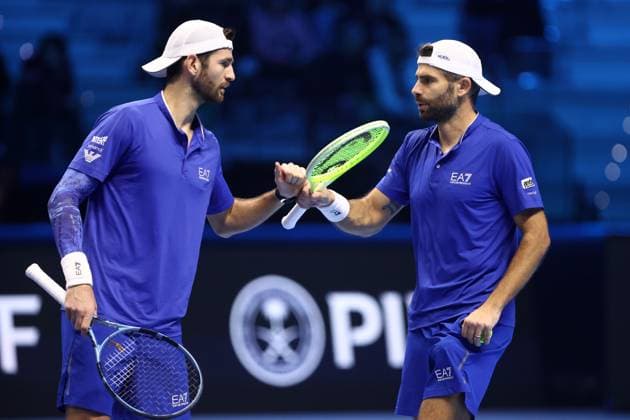 Krawietz Puetz vs Bolelli Vavassori Simone Bolelli of Italy (R) shakes hand with Andrea Vavassori of Italy (L) during the Round Robin doubles match between Kevin Krawietz of Germany and Tim Puetz of Germany against Simone Bolelli of Italy and Andrea Vavassori of Italy on Day five of the Nitto ATP, Tennis Herren World Tour Finals. Turin Inalpi Arena Italy Copyright: xMarcoxCanonierox