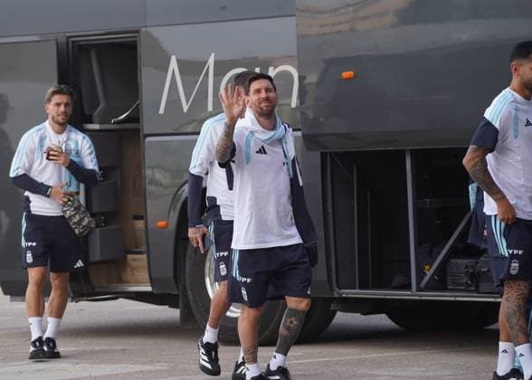 Ahead of Angola v Argentina - Friendlies ELCHE, SPAIN - NOVEMBER 13: Lionel Messi (C) of Argentina and teammates attend a training session at Martinez Valero Stadium in Elche, Spain on November 13, 2025, on the eve of their friendly football match against Angola to be held in Luanda. Alex Juarez Anadolu Elche Spain. Editorial use only. Please get in touch for any other usage.  Copyright: x2025xAnadoluxAlexxJuarezx