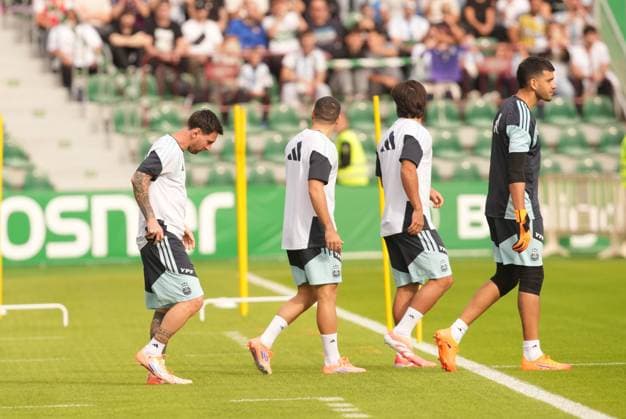 Ahead of Angola v Argentina - Friendlies ELCHE, SPAIN - NOVEMBER 13: Lionel Messi (C) of Argentina and teammates attend a training session at Martinez Valero Stadium in Elche, Spain on November 13, 2025, on the eve of their friendly football match against Angola to be held in Luanda. Alex Juarez Anadolu Spain Spain. Editorial use only. Please get in touch for any other usage.  Copyright: x2025xAnadoluxAlexxJuarezx