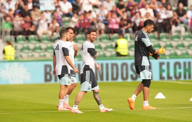 Ahead of Angola v Argentina - Friendlies ELCHE, SPAIN - NOVEMBER 13: Lionel Messi (C) of Argentina and teammates attend a training session at Martinez Valero Stadium in Elche, Spain on November 13, 2025, on the eve of their friendly football match against Angola to be held in Luanda. Alex Juarez Anadolu Spain Spain. Editorial use only. Please get in touch for any other usage.  Copyright: x2025xAnadoluxAlexxJuarezx