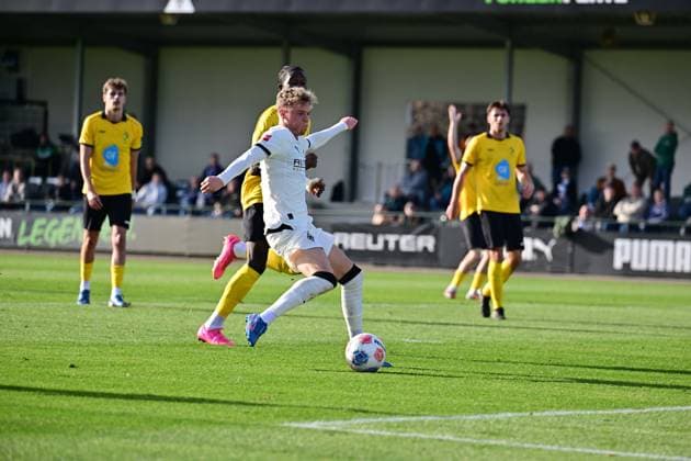 13 11 2025 Moenchengladbach Fußball, Herren, Saison 2025 2026, Testspiel Borussia Moenchengladbach vs K Lierse SK Robin Hack Gladbach misses a huge chance in front of goalkeeper Jarno De smet Lierse, nicht im Bild DFL regulations prohibit any use of photographs as image sequences and or quasi video Borussia Park NRW Germany