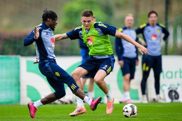 251113 Anthony Elanga and Emil Holm of the Swedish national football team during a training session on November 13, 2025 in Marbella Photo Joel Marklund BILDBYRAN kod JM JM0748 bbeng fotboll football soccer fotball vm kval fifa world cup qualifier träning practice training sverige sweden sverige a  Copyright: JOELxMARKLUND BB251113JM068