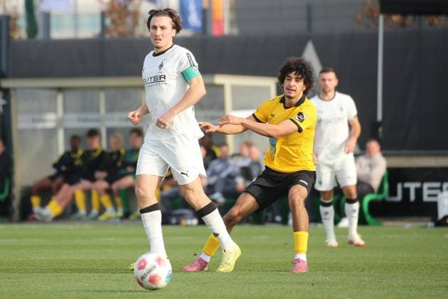 Mönchengladbach, Germany 13 November 2025 Test match 2025 2026 Borussia Mönchengladbach vs Lierse SK In the picture from left in the duel Rocco Reitz BMG and Yassin Hidraoui SK Fohlenplatz Nordrhein Westfalen Copyright: xFotostandx xVanxderxVeldenx
