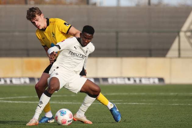 Mönchengladbach, Germany 13 November 2025 Test match 2025 2026 Borussia Mönchengladbach vs Lierse SK In the picture from left in the duel Sam Vanderhallen SK and Iaia Manco Danfa BMG Fohlenplatz Nordrhein Westfalen Copyright: xFotostandx xVanxderxVeldenx