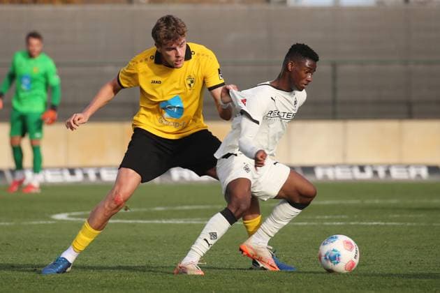 Mönchengladbach, Germany 13 November 2025 Test match 2025 2026 Borussia Mönchengladbach vs Lierse SK In the picture from left in the duel Sam Vanderhallen SK and Iaia Manco Danfa BMG Fohlenplatz Nordrhein Westfalen Copyright: xFotostandx xVanxderxVeldenx