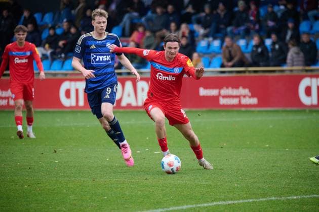 13 11 2025, Soccer, Men, 2 BL Bundesliga , Season 2025 2026, Test match Holstein Kiel Silkeborg IF Magnus Knudsen on the ball against Alexander Simmelhack Kiel Holstein Stadion Schleswig Holstein Germany