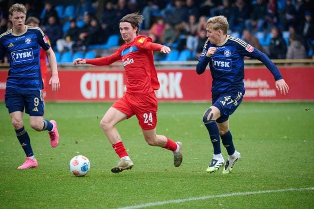 13 11 2025, Soccer, Men, 2 BL Bundesliga , Season 2025 2026, Test match Holstein Kiel Silkeborg IF Magnus Knudsen on the ball against Oskar Boesen Kiel Holstein Stadion Schleswig Holstein Germany