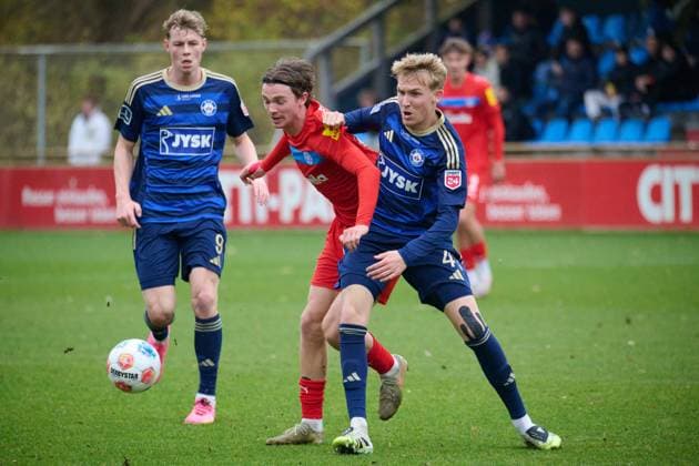 13 11 2025, Soccer, Men, 2 BL Bundesliga , Season 2025 2026, Test match Holstein Kiel Silkeborg IF Magnus Knudsen on the ball against Oskar Boesen Kiel Holstein Stadion Schleswig Holstein Germany