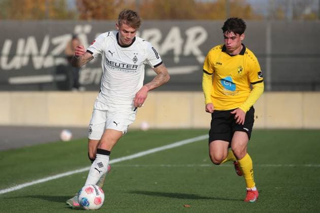Mönchengladbach, Germany 13 November 2025 Test match 2025 2026 Borussia Mönchengladbach vs Lierse SK In the picture from left in the duel Veit Stange BMG and Cedric Van Meirvenne SK Fohlenplatz Nordrhein Westfalen Copyright: xFotostandx xVanxderxVeldenx