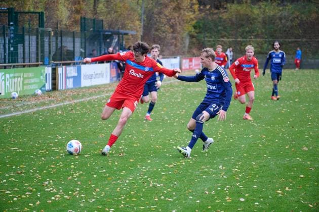 13 11 2025, Soccer, Men, 2 BL Bundesliga , Season 2025 2026, Test match Holstein Kiel Silkeborg IF Louis Köster on the ball against Oskar Boesen Kiel Holstein Stadion Schleswig Holstein Germany
